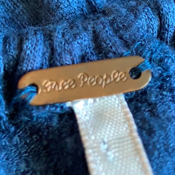 💥Free People deep blue off shoulder crop top fits like a large - Picture 3 of 7